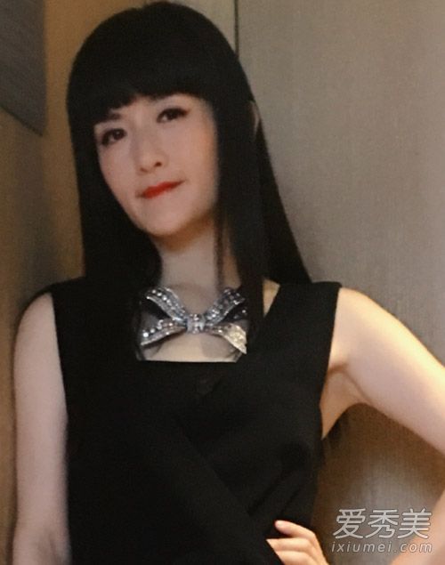 娜娜整洁的刘海真的很辣。现在流行剪郑爽一样的刘海。