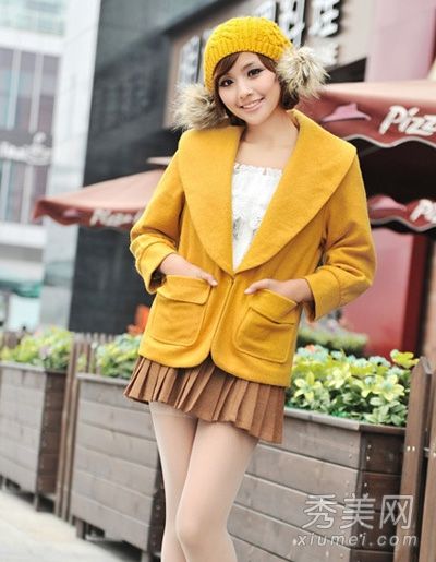 呢子大衣配裙子，甜美的气质可爱动人