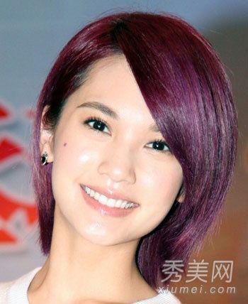 多彩女演员用多彩的颜色展示夏天的最美