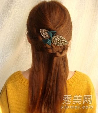 夏天,长发的发型是和韩国女士的头发绑在一起的