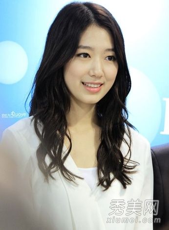 韩国女演员朴信惠展示适合圆脸女孩的发型