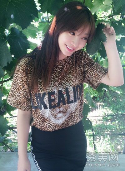 学习爱达狂野、性感、时尚的豹纹衬衫