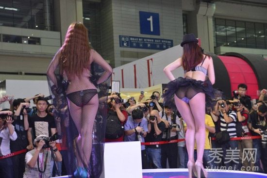 第八届深圳内衣展的模特身着透视内衣,以吸引观众。