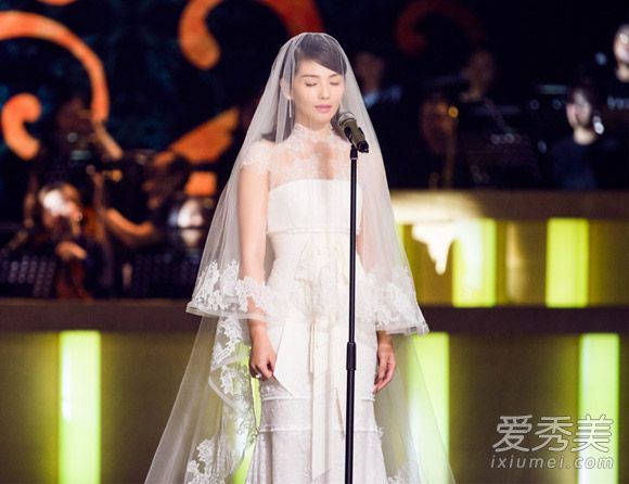 跨界歌手刘涛扩大了原来的高挑头和婚纱匹配!