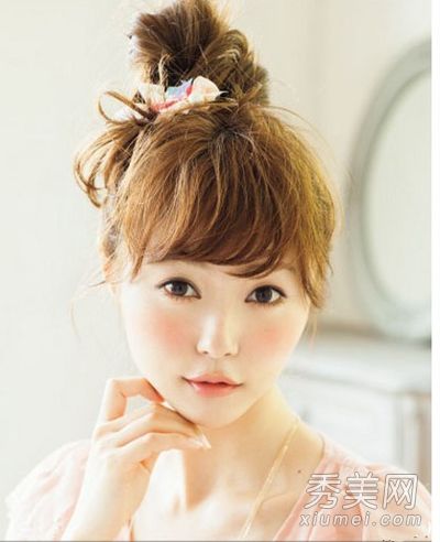 在夏天,有必要用新鲜的头发扎紧,并拧一下玉米花头