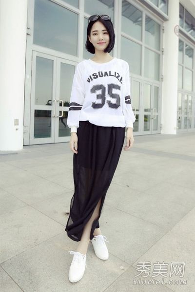 带有图片和t恤的半身连衣裙既实用又漂亮。