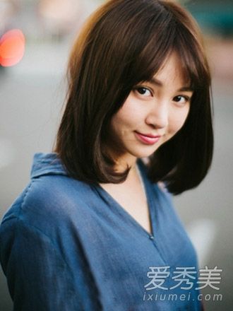 关键是选择刘海来做圆脸发型。