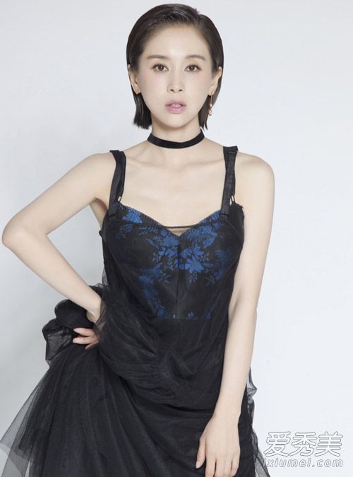 奥利维亚的“跨界歌曲之王”留着短发和油滑的头。非常时尚!