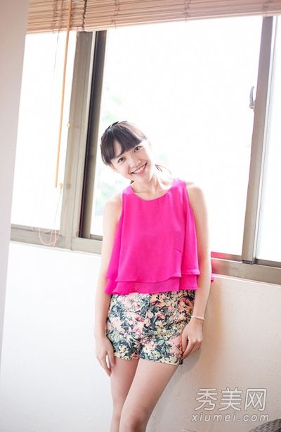 时尚的雪纺衬衫可以搭配Fado裤子和裙子。