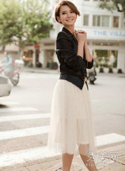 戚薇的秋装变化与OL的着装模式相匹配