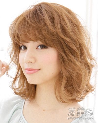 圆脸女孩在冬天必须有蓬松卷曲的头发来御寒。