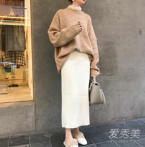 冬天手拿羊毛裙子3招穿长腿