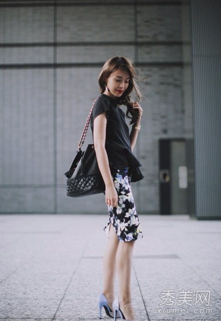 时尚博客写手展示高情感,穿高跟鞋营造氛围