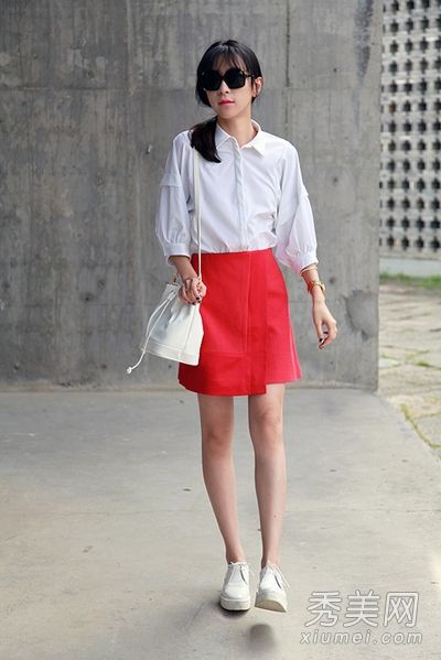 如何穿短裤和短裙的衬衫都是美丽和时尚的。