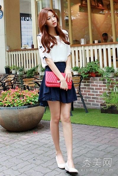 八条纯色裙子在明亮的夏日街道上最有吸引力。