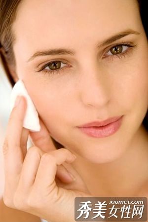 护肤的第一步是正确卸妆,不留任何残留物。