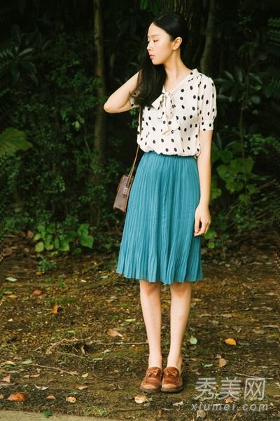 年轻的文艺女性最喜欢与森女的服装搭配。