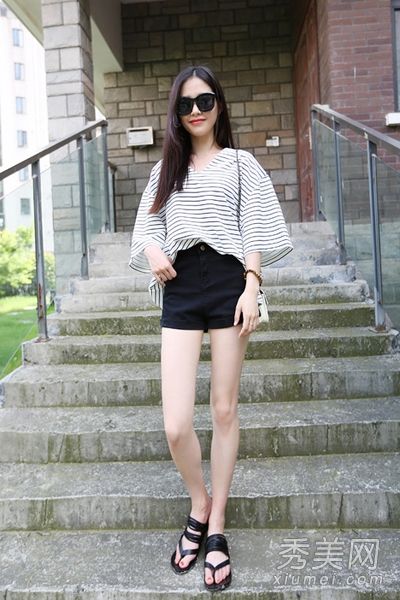 上半身很胖。像这样穿宽松的t恤和高腰短裤。