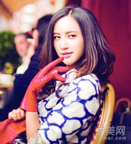 杨蜜在娱乐圈带头推荐性感女星做桃花发型。