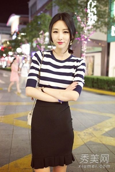 t恤衫配臀裹裙，既时尚又能展现身材。