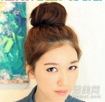 日本肉丸的装订方法说明了初露头角的女孩的夏季发型。