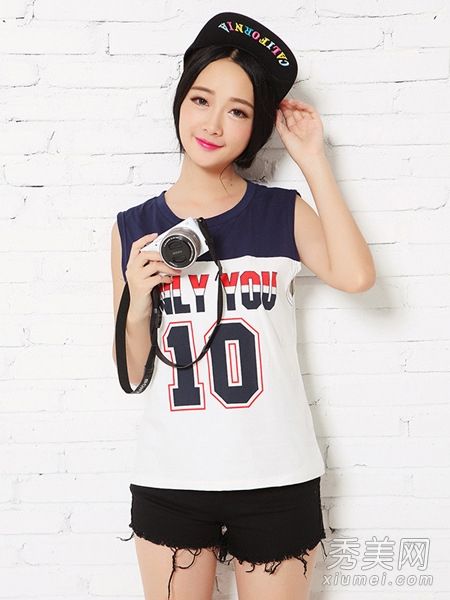 无袖t恤+热裤活力女孩