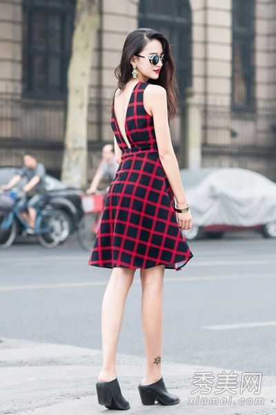 裙子+黑色镜框太阳镜大品牌欧美风格