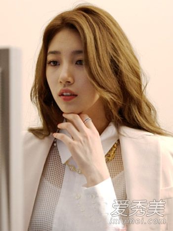 看看你的脸,选择你的发型:我听说圆脸和卷发在夏天更相配!