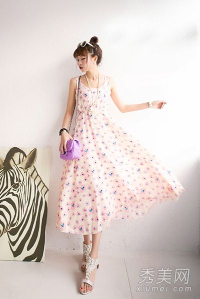 清新、性感、浪漫,带吊带的裙子就可以了。