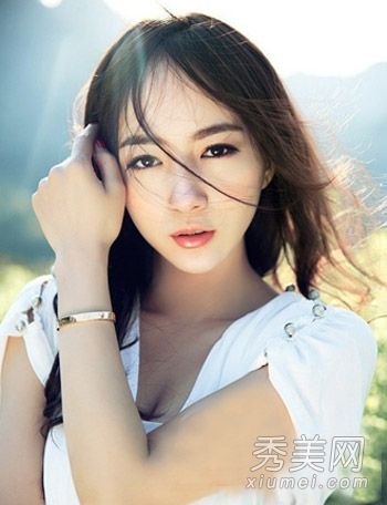 瓜子脸女孩适合气质、清爽的发型和长发,非常有魅力。