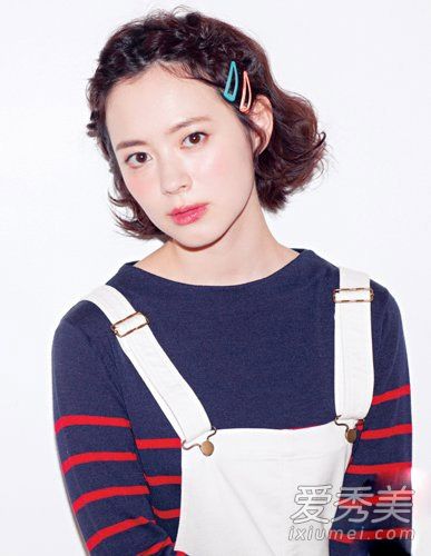 如何把短发扎成好看的样子?必须尝试学术风格的刘海。