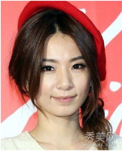 《蔡依林周刊》展示流行女演员展示时尚辫子
