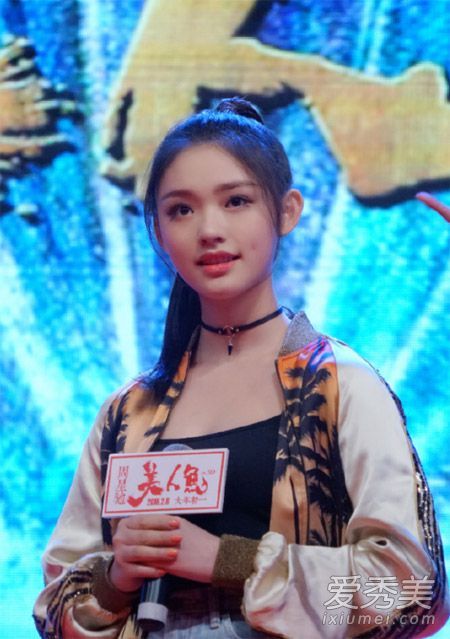 林允的马尾辫红扑扑的,还很漂亮。