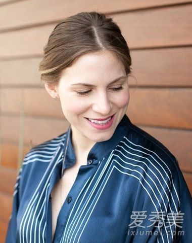 你不需要橡皮筋把针穿进头发里。