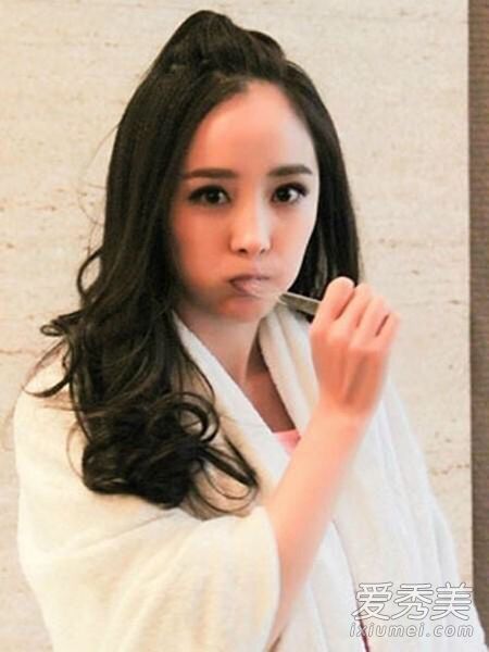 这位女演员出售她的法宝！长短头发苹果头