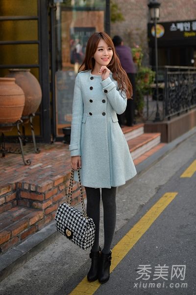 新的韓式羊毛外套建議穿得優雅和淑女。