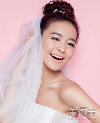 2015年最新的新娘发型只有在时尚多变的情况下才会有味道。