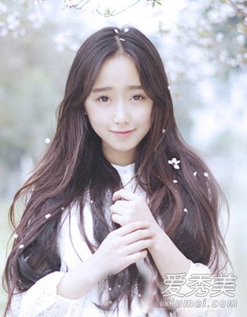 2015年,这位女孩的鹅蛋脸发型以卷发的甜美风为特色。