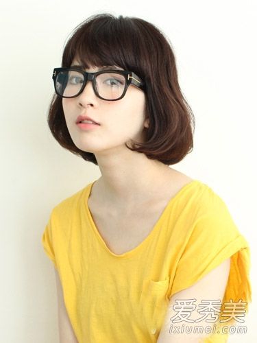 什么发型适合戴眼镜？的确，短发是完美的。