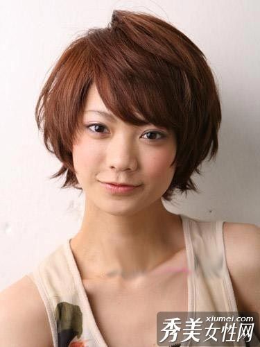 经典短发比长卷发更漂亮。