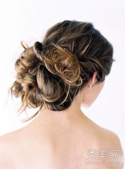 两个欧洲新娘菜肴成为夏季最美丽的新娘