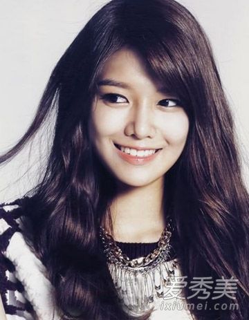 方脸妹妹首先选择9根长卷发来修剪手掌。