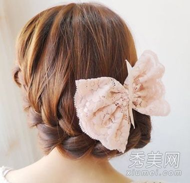 韩式侧边编织发饰，展现出唯美优雅的发型