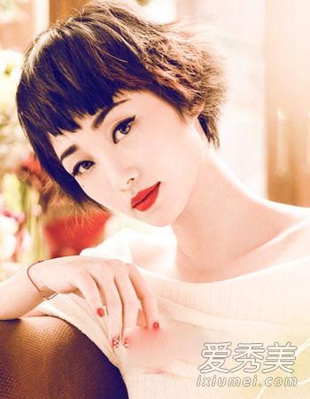 最适合方脸女孩的发型。短发既迷人又可爱。