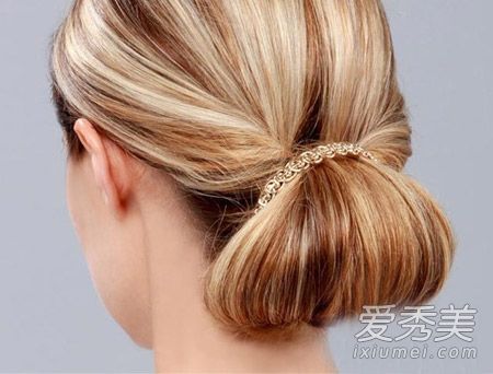 你怎么把球和直发绑在一起?DIY清新内扣发型