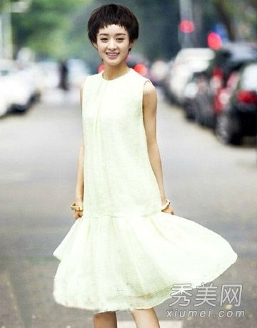 明星秋街摄影忙赵清新短发化身可爱小精灵