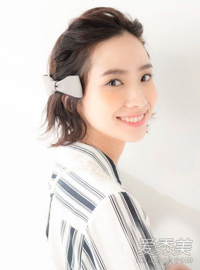 要欣赏春天的花朵,你必须学会短发扎法,让它像卷发一样甜美。