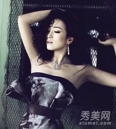 巩俐的最新大片对最性感的年轻女子进行了评估。