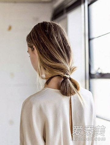 一半的马尾辫是最时尚的DIY打结，编织，发型更时尚。