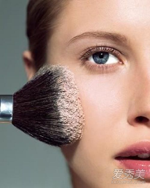 松散的粉末可以用来化妆吗？松散的粉末如何用于化妆